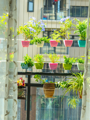 De moderne maatschappij's top-notch bescherming Balkon Onzichtbare rooster
