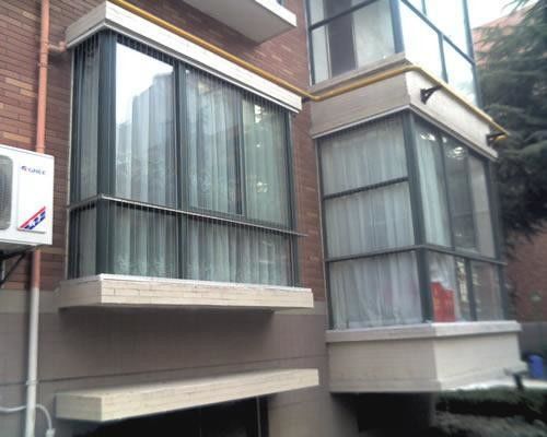 Moderne maatschappij design stijl onzichtbaar rooster scherm voor balkon functionaliteit