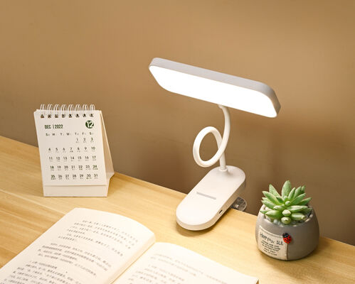 Moderne LED-leeskistlamp met drie-kleurige temperatuurregeling Vierkant Plastic Shade Charging Function
