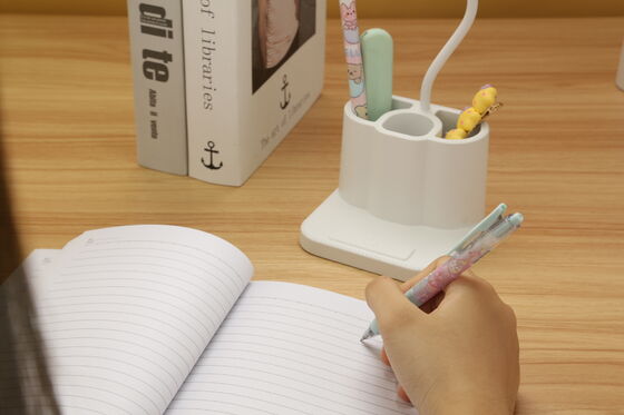 Studiekamer LED-tafellamp ontworpen om de sfeer in de slaapkamer te verbeteren, met een duurzame constructie en verlichting, en compacte verpakking