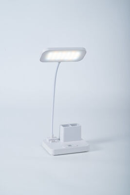 Oplaadbare bureaulamp met USB-oplaadpoort en drie helderheidsniveaus voor werkplekverlichting